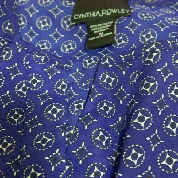 Cynthia Rowley lightweight tunic with planket which hides 3 buttons, V neck - Picture 5 of 8